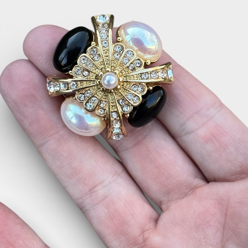 VINTAGE Onyx and Faux Mabe Pearl Cabochon Earrings - Picture 7 of 12